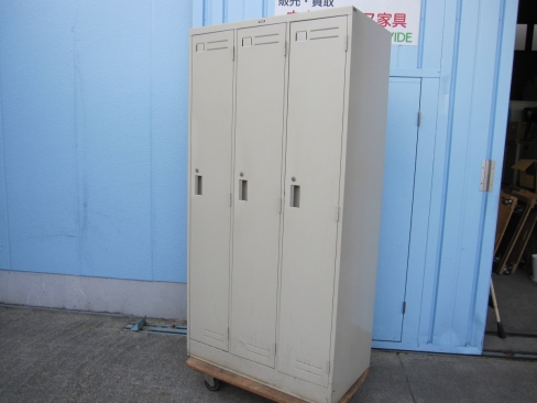 3人用ロッカー　鍵あり　ニューグレー　コクヨ製　サビあり　ワックス跡あり　900ｘ515ｘ1790