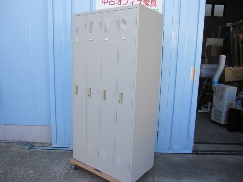 4人用ロッカー　鍵あり　ニューグレー　ナイキ製　900ｘ515ｘ1790