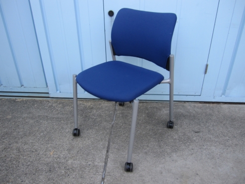 会議用チェア　ブルー　オカムラ製　8147AZ