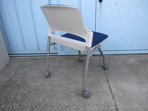 会議用チェア4台セット　ブルー　ウチダ製　MF-180N　ネスティングチェア