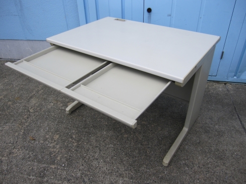 事務机　平デスク　1000ｘ700ｘ700　ニューグレー　配線カバー及び天板サイド部材1か所無し