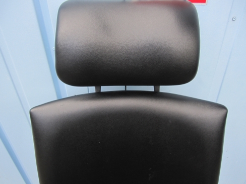 役員チェア　ヘッドレスト付き　ブラック　ビニールレザー