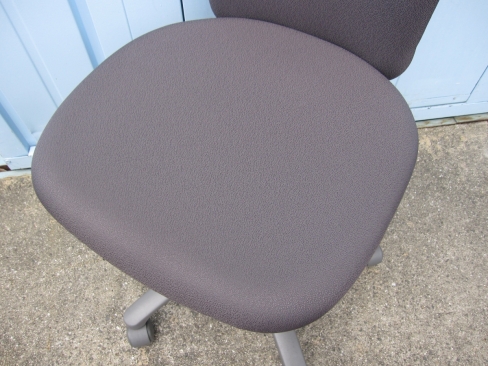 事務イス　肘なし　グレー　コクヨ製レグノ