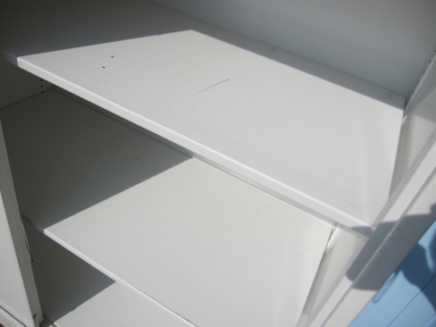 引違い書庫　3枚扉　ホワイト　鍵あり　天板付き　ナイキ製　900ｘ450ｘ1130