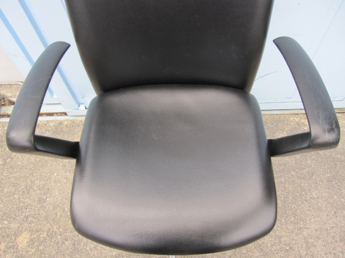 役員チェア　ヘッドレスト付き　ブラック　ビニールレザー