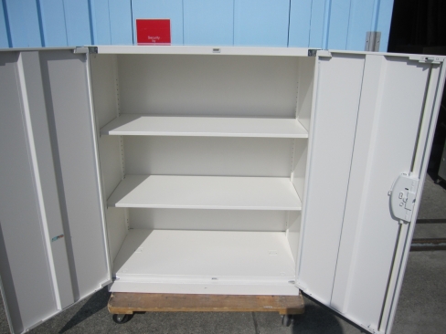 両開き書庫　ホワイト　鍵あり　900ｘ450ｘ1110　生興製　背面及び側面日焼けあり