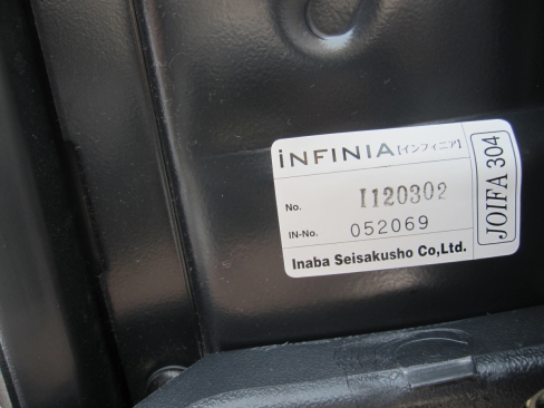 事務イス　肘あり　イナバ製インフィニア　ブラック