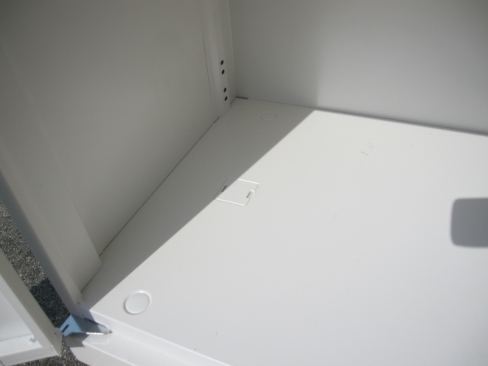 両開き書庫　ホワイト　鍵あり　900ｘ450ｘ1110　生興製　背面及び側面日焼けあり