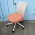 2024年製 事務イス 肘なし コクヨ製オプティ ホワイトグレー/ペールテラコッタ