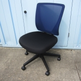 事務イス 肘なし ブルー/ブラック メッシュチェア カグクロ製 2024年製