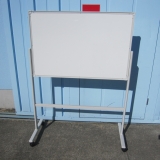 脚付両面ホワイトボード W950 H1300