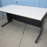 事務机 平デスク 1400x700x700 ホワイト/ブラック プラス製フラットライン