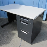 事務机 片袖デスク 鍵あり 1200x700x700 ホワイト/ブラック プラス製フラットライン