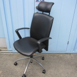 役員チェア ヘッドレスト付き ブラック ビニールレザー