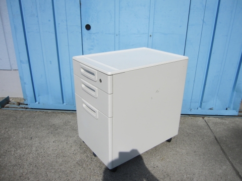 3段ワゴン　ホワイト　鍵あり　プラス製　