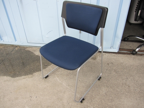 特価！　会議用チェア　破れ・ほつれ多め　ネイビー　イトーキ製エレックチェア　スタッキングチェア　KLC-620GBZ5T1B2