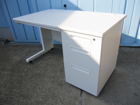 事務机　ホワイト　鍵あり　仕切り板・ペントレイ無し　1200ｘ700ｘ700
