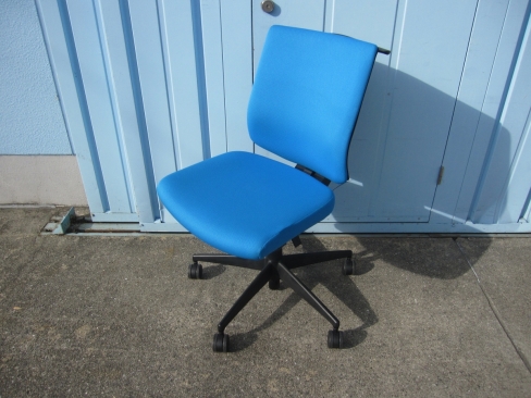事務イス　肘なし　コクヨ製ウィザードチェア　ブルー　ハンガー付き