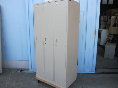 3人用ロッカー　ニューグレー　鍵あり　ウチダ製　900ｘ515ｘ1790