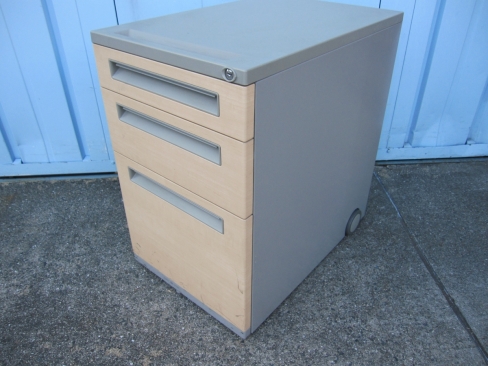 3段ワゴン　鍵あり　木目　ウチダ製　400ｘ600ｘ610