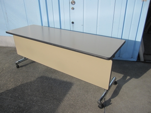 会議テーブル　1800ｘ600ｘ700　スタックテーブル　幕板あり　アイボリー