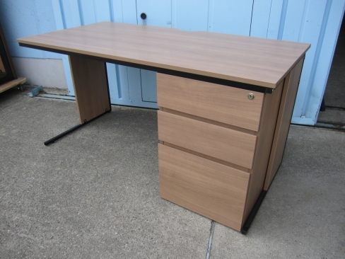 事務机　鍵あり　1200ｘ700ｘ700　木目　片袖デスク