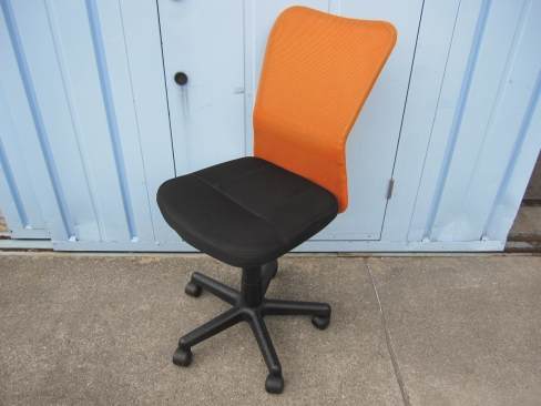 メッシュチェア　オレンジ　肘なし