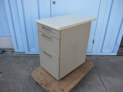 3段脇机　鍵あり　ニューグレー　プラス製　400ｘ700ｘ700