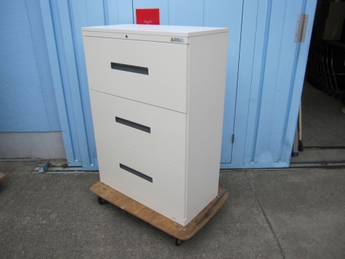 3段ラテラル　鍵あり　ホワイト　オカムラ製ヴィラージュ