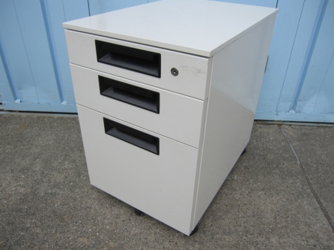 3段ワゴン　ホワイト　鍵あり　プラス製　400ｘ580ｘ605