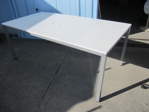 会議テーブル　ホワイト　1800ｘ900ｘ700　配線ボックスあり
