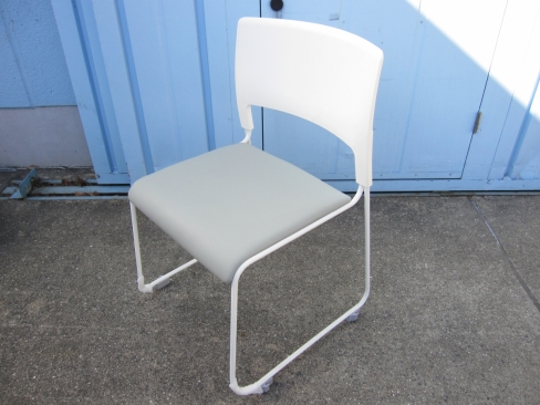 会議用チェア　ライトグレー　スタッキングチェア　ビニールレザー