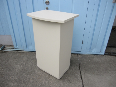 受付カウンター　ホワイト　600ｘ450ｘ1010　天板角傷あり