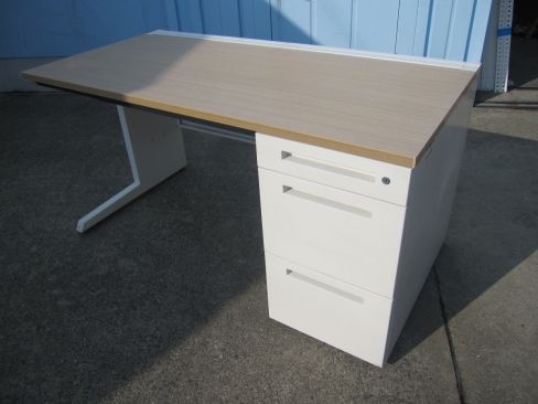事務机　片袖デスク　鍵あり　天板チーク/ホワイト　1400ｘ700ｘ720　イトーキ製ＣＺＲ