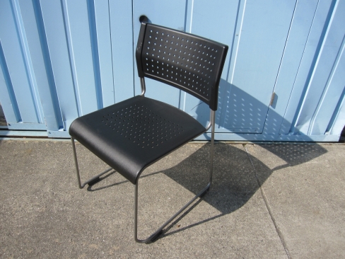 会議用チェア　ブラック　樹脂製　スタッキングチェア　アイリスチトセ製