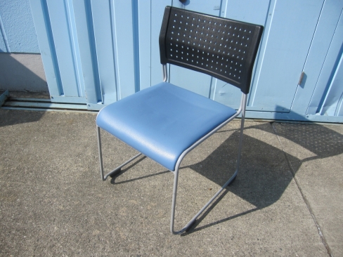 会議用チェア　ブルー　ビニールレザー　アイリスチトセ製