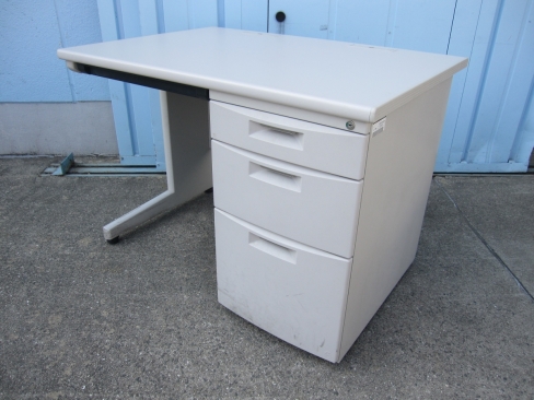 事務机　片袖デスク　鍵あり　オフホワイト　イトーキ製CZ　1000ｘ700ｘ700