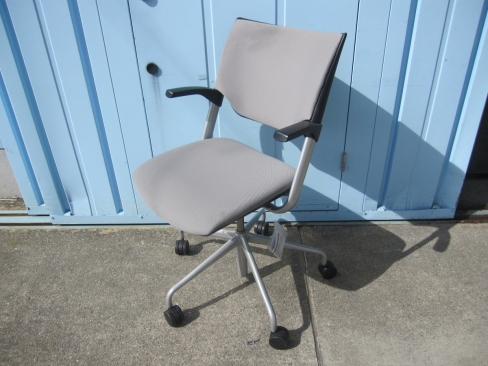 事務イス　ライトグレー　肘あり　イトーキ製