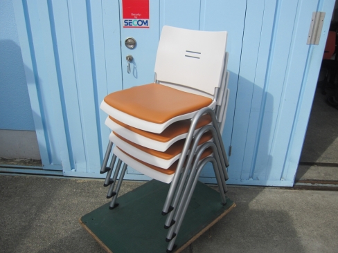 特価！　会議用チェア４台セット　オレンジ　スタッキングチェア　ナイキ製