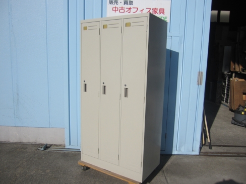 3人用ロッカー　鍵あり　ニューグレー　900ｘ515ｘ1790　コクヨ製