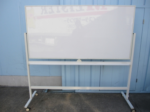 両面脚付ホワイトボード　Ｗ１８００　1900ｘ1800　支柱上部キャップなし　日焼け・傷あり