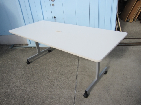 特価！　会議テーブル　1800ｘ800ｘ700　ホワイト　配線穴あり　キャスター付き　スタックテーブル