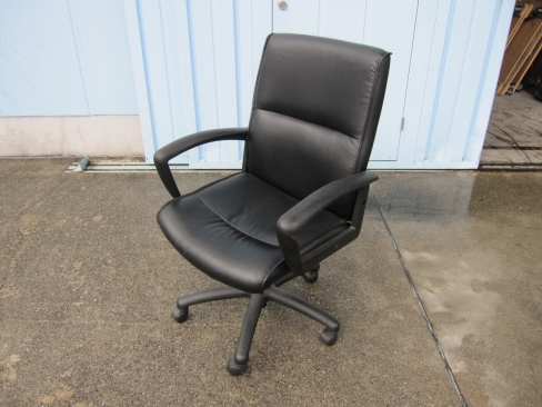 特価！　役員チェア　ビニールレザー　ブラック　肘あり　擦れあり