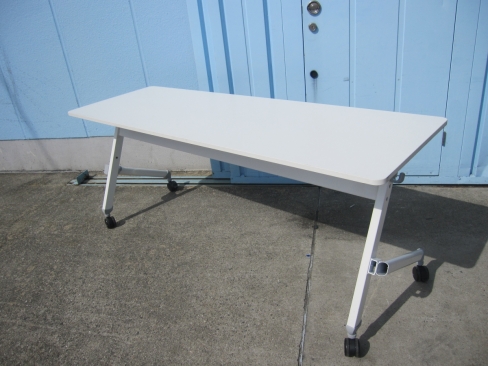 スタックテーブル　ホワイト　1800ｘ600ｘ720　脚のキャップなし　会議テーブル