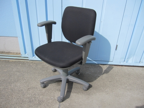 事務イス　ブラック　肘あり　オカムラ製ビラージュチェア