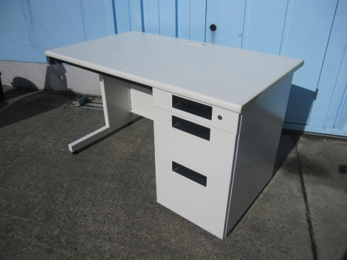 事務机　片袖デスク　ホワイト　鍵あり　1200ｘ700ｘ700　プラス製　フラットライン