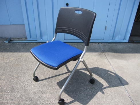 会議用チェア　ブルー　ネスティングチェア