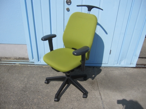 事務イス　肘あり　ライトグリーン　ウチダ製シエルト　ハンガー付き