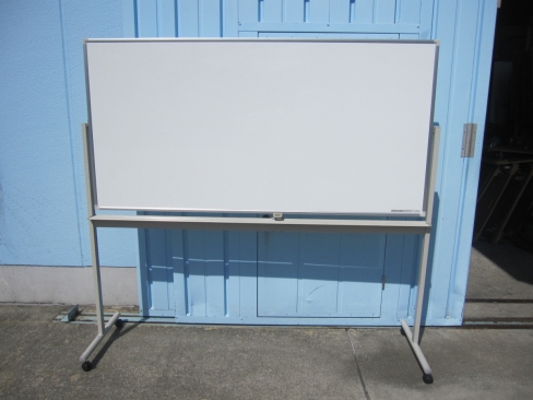 両面脚付ホワイトボード　W1800　脚上部のキャップ１カ所無し