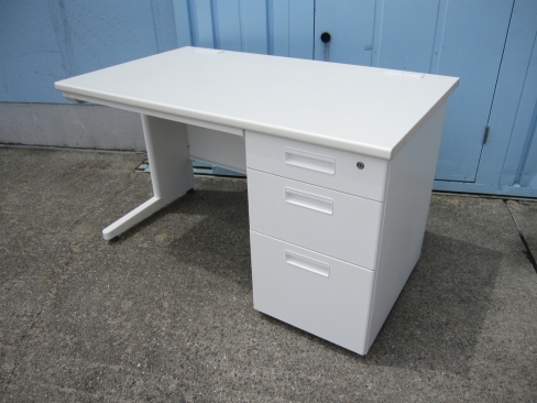 事務机　ホワイト　鍵あり　1200ｘ700ｘ700